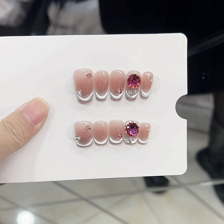 Dekorativer Press-On Nagelset mit Edelsteinen Karnz