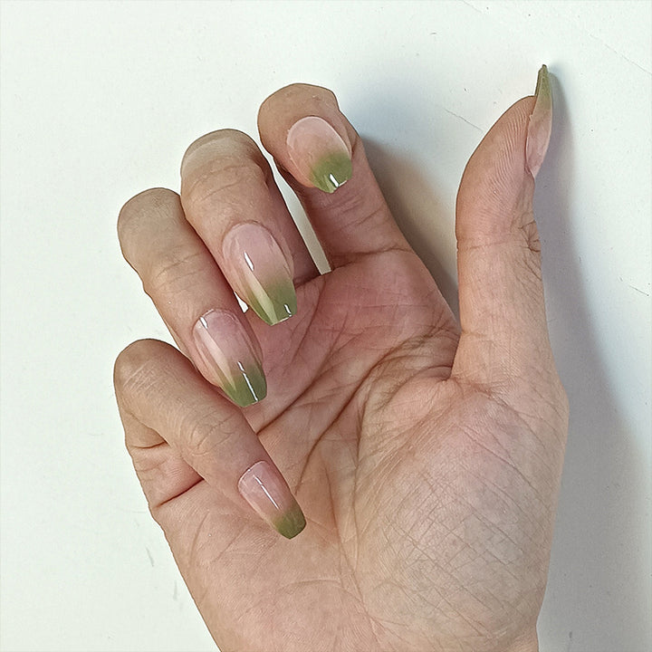 Kunstnägel mit floralem Minimalismus Karnz