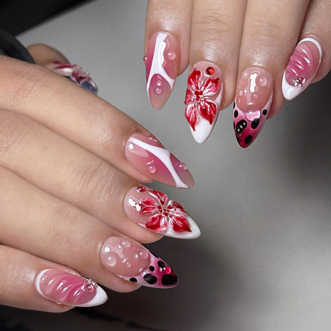 Künstlerisches Floral-Nageldesign Karnz