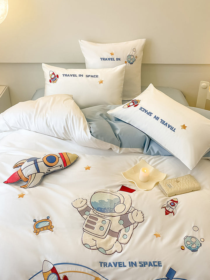 Kinder-Bettwäschegarnitur aus weichem Baumwollmix mit gestickten Astronauten- und Raketenmotiven