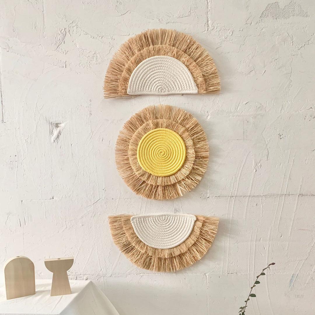 Dekorativer Wandschmuck mit Kunstfaser und Holzperlen Karnz
