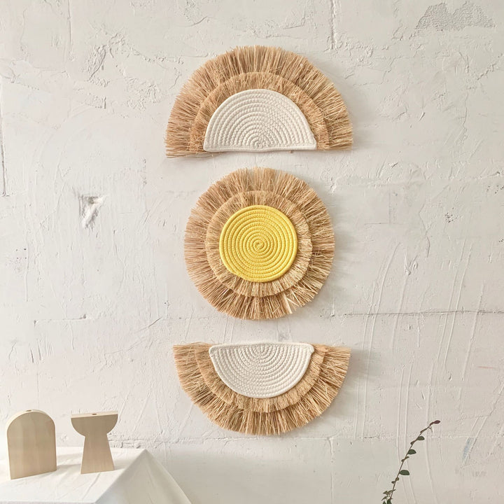 Dekorativer Wandschmuck mit Kunstfaser und Holzperlen Karnz