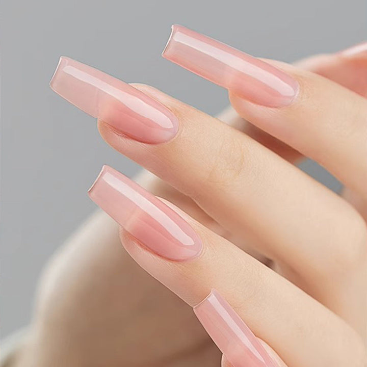 Elegante Nagelkunst mit Schwarz-Weiß-Kontrast Karnz