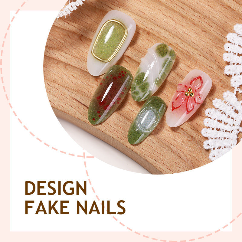Kunstnagelset mit eleganten floralen und goldenen Akzenten Karnz