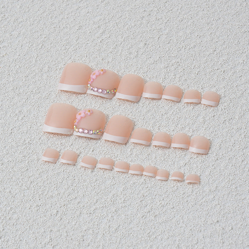 Elegante Fußnagelkunst mit filigranen 3D-Blütenverzierungen Karnz