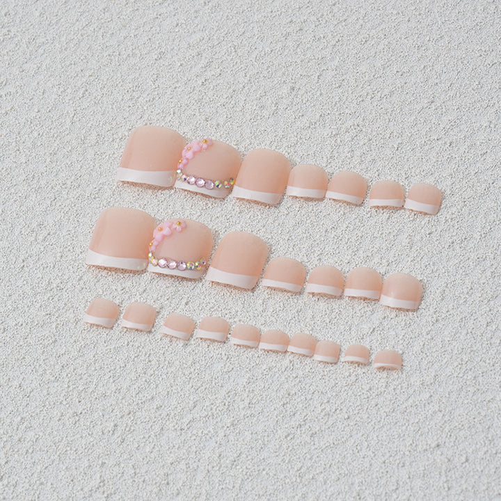 Elegante Fußnagelkunst mit filigranen 3D-Blütenverzierungen Karnz