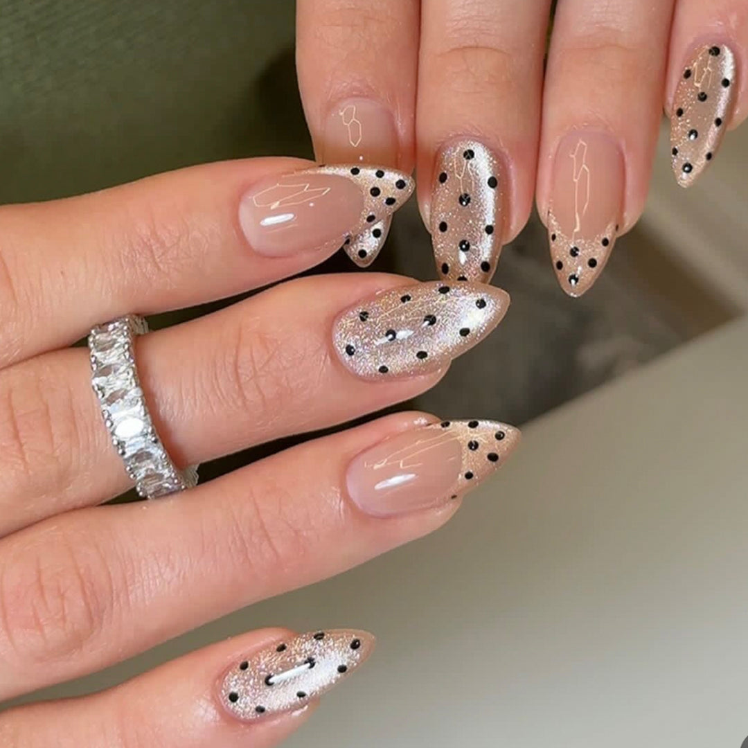 Elegante Stiletto-Nägel mit Glitzer- und Punktedesign Karnz