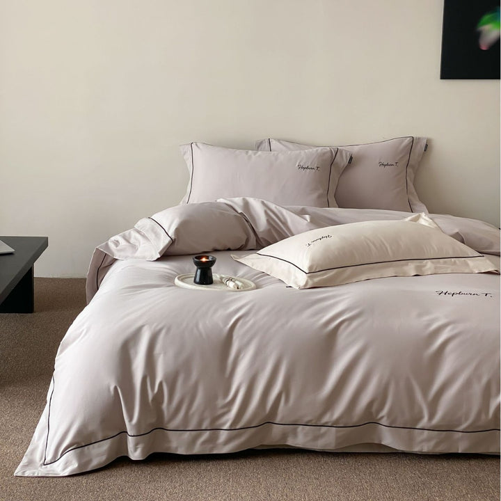 Elegantes Baumwollsatin-Bettwäscheset mit feiner Kederpaspel und Monogramm-Stickerei