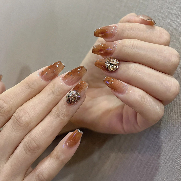 Kunstvolle Nagelsets mit floralen Akzenten Karnz