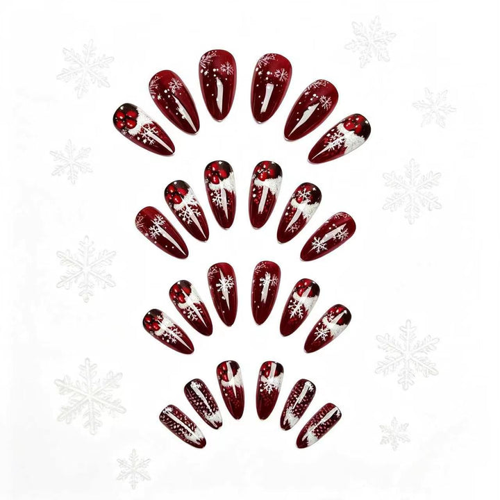 Kunstnägel mit Festlichem Winterdesign Karnz
