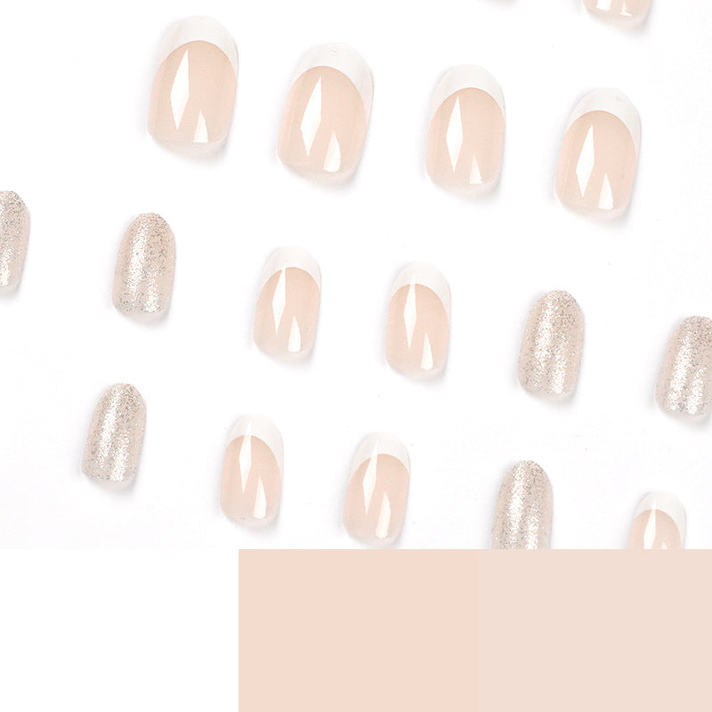 Kunstvolle Nagelverlängerungen mit elegantem French-Tip Karnz