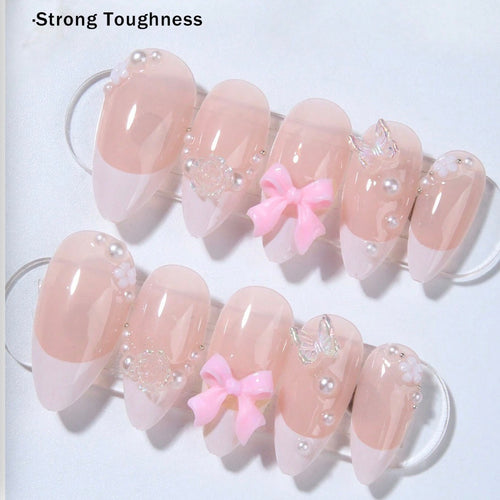 Kunstnagelset mit romantischen Blüten- und Glitzerakzenten Karnz