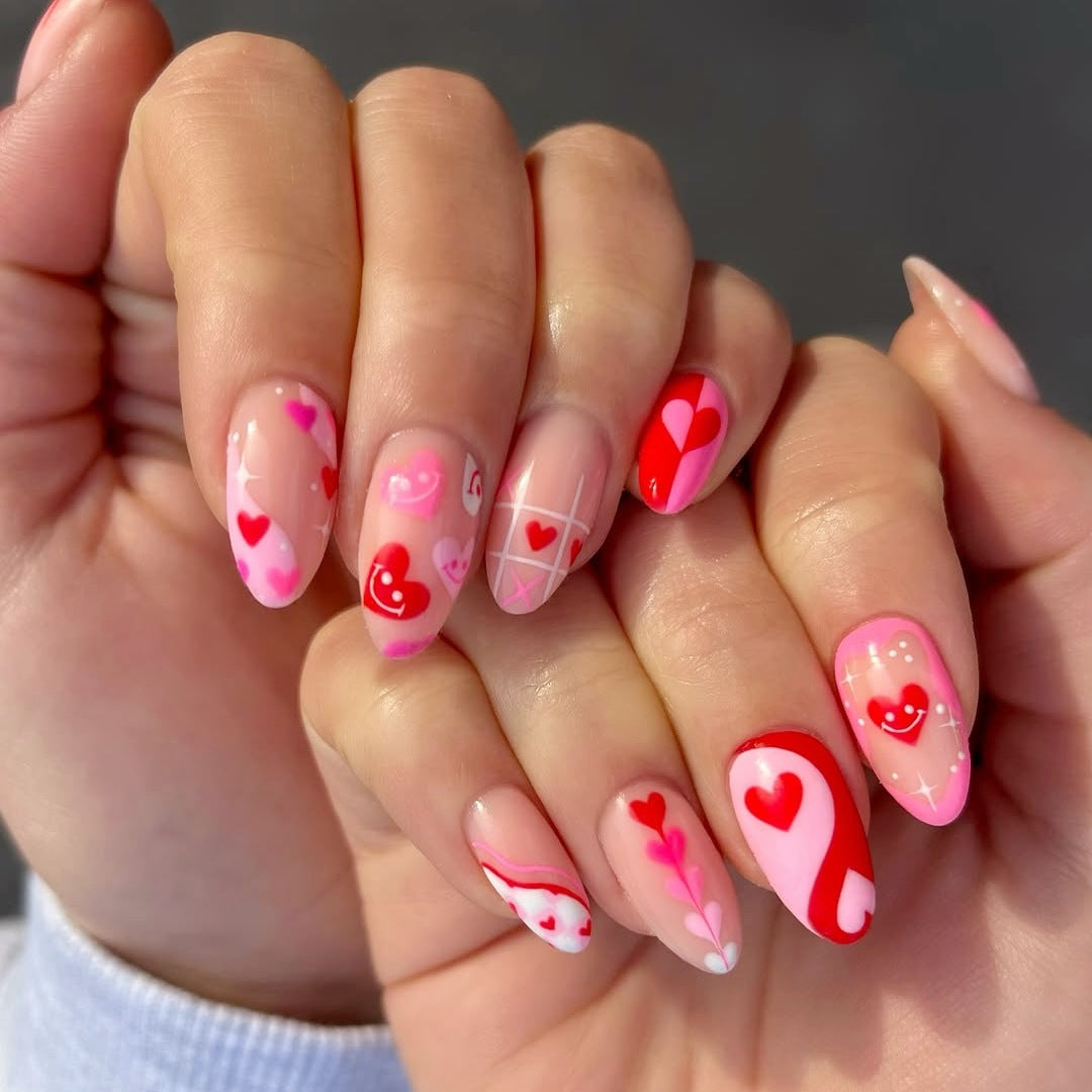 Kunstnagelset mit romantischen Herzmotiven und modernen Designs Karnz
