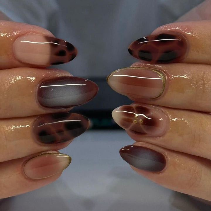 Glamouröse Acryl-Stiletto-Nägel mit elegantem Glitzer-Design Karnz