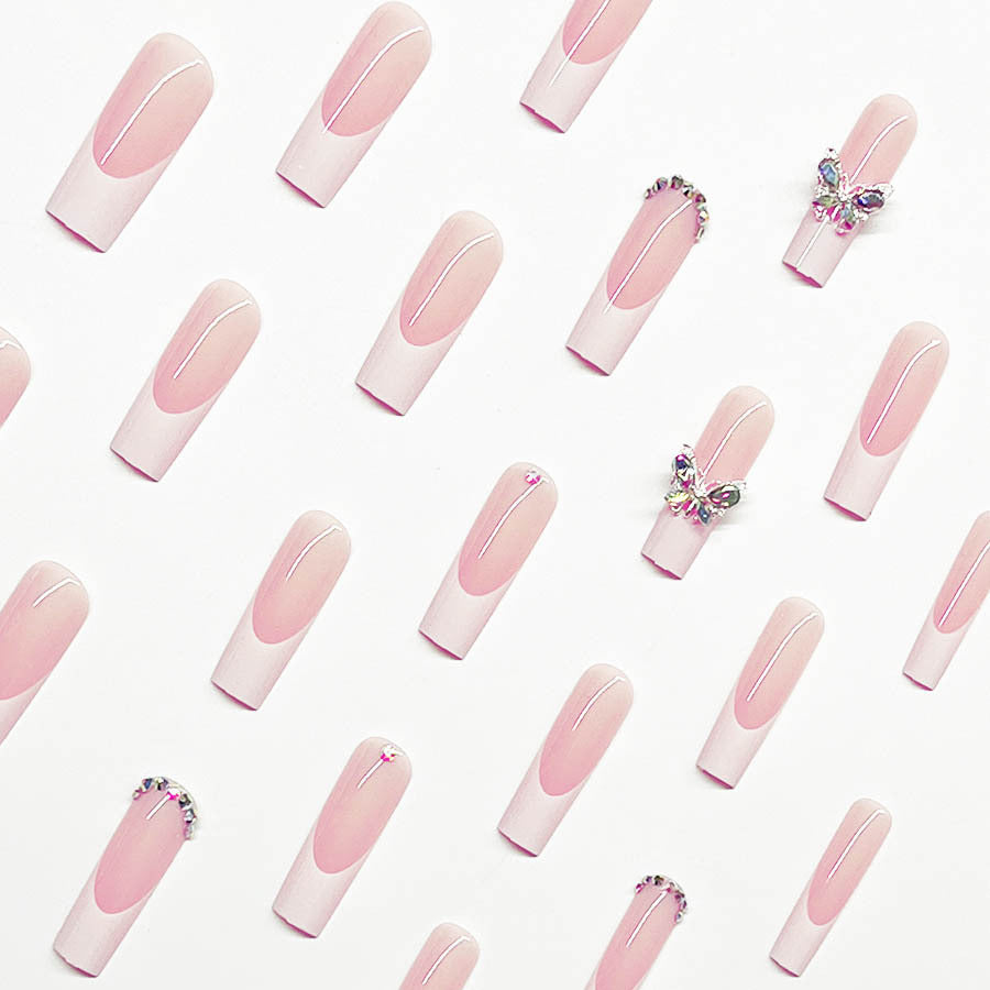 Kunstnagelset mit elegantem Design und funkelnden Strassakzenten Karnz