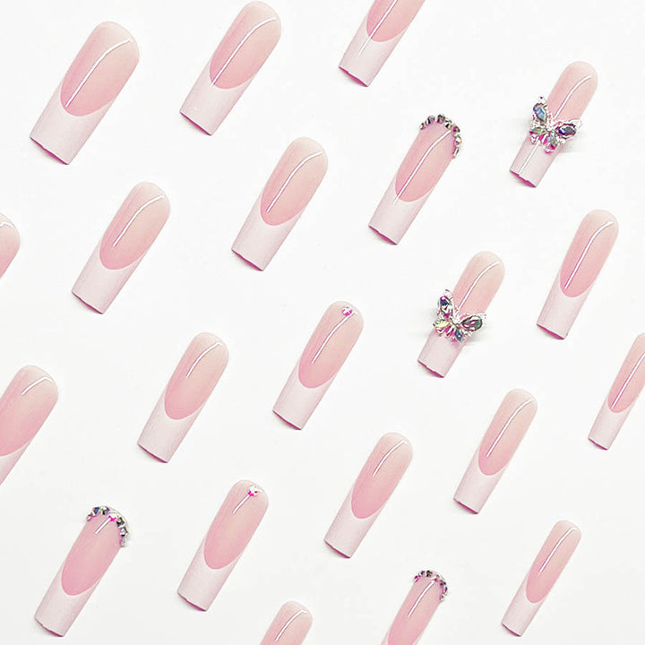 Kunstnagelset mit elegantem Design und funkelnden Strassakzenten Karnz