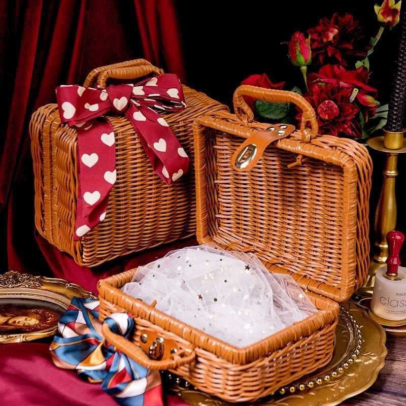 Damen Stilvolle Rattenbox mit praktischen Griffen Karnz