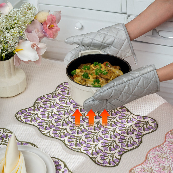 Geformtes Tischset aus Baumwollmix mit Granatapfel- und Papageien-Motiv