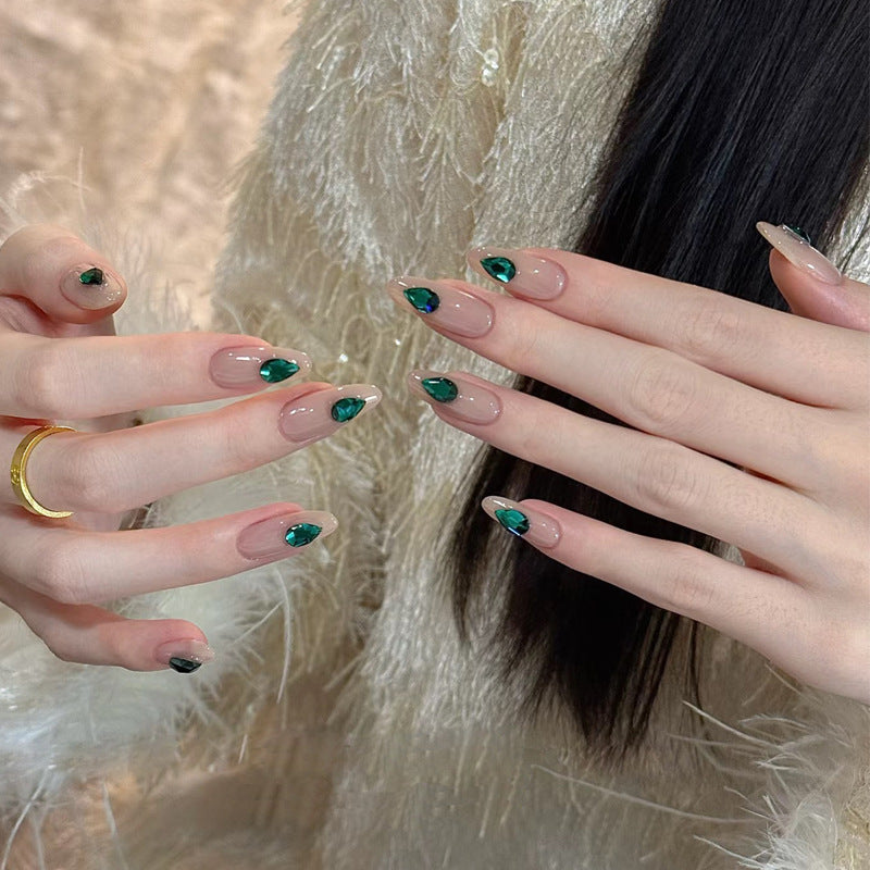 Elegante Press-On-Nagelkunst mit Edelsteinakzenten Karnz