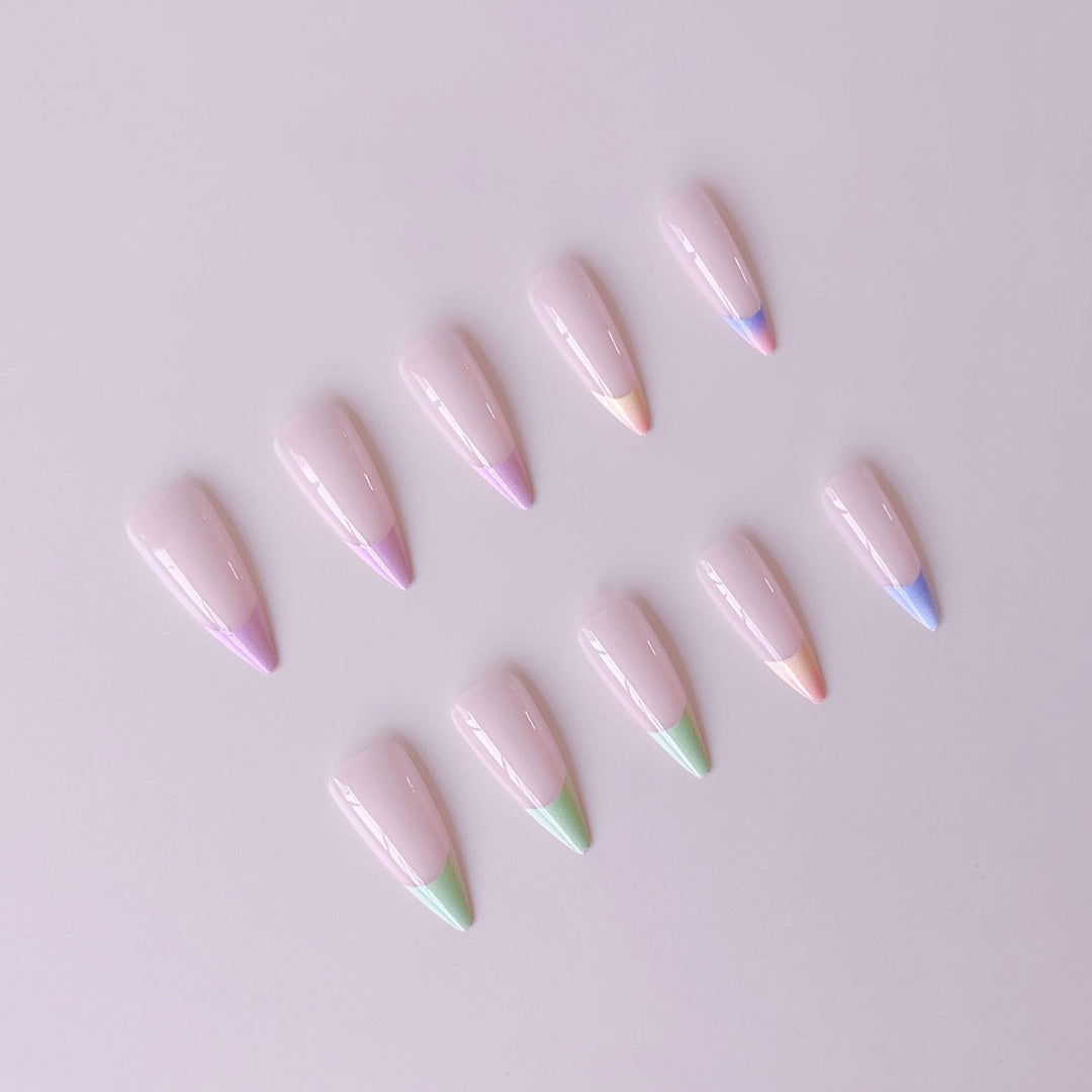 Kunstnagelset mit trendigem Farbverlauf und Glitzerakzenten Karnz