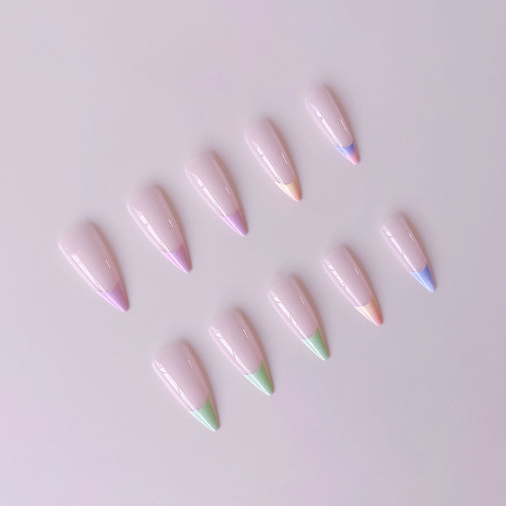 Kunstnagelset mit trendigem Farbverlauf und Glitzerakzenten Karnz