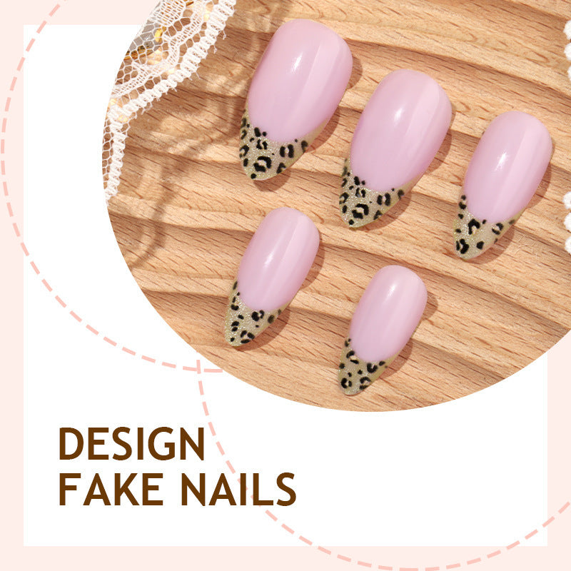 Kunstnagelset mit leopardem Muster Karnz