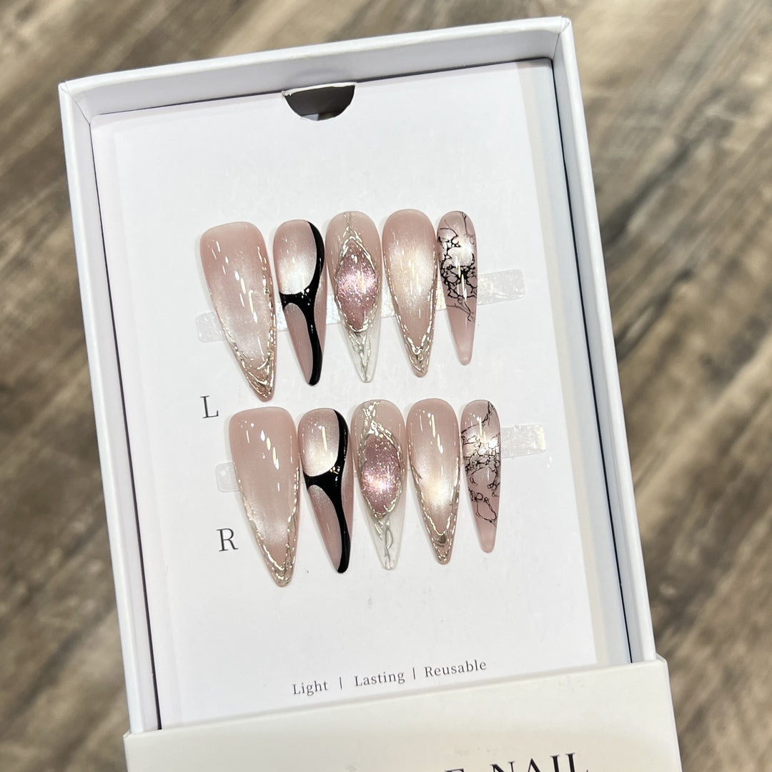 Künstlerisches Stiletto Press-On Nagelset mit einzigartigem Marmor Design Karnz