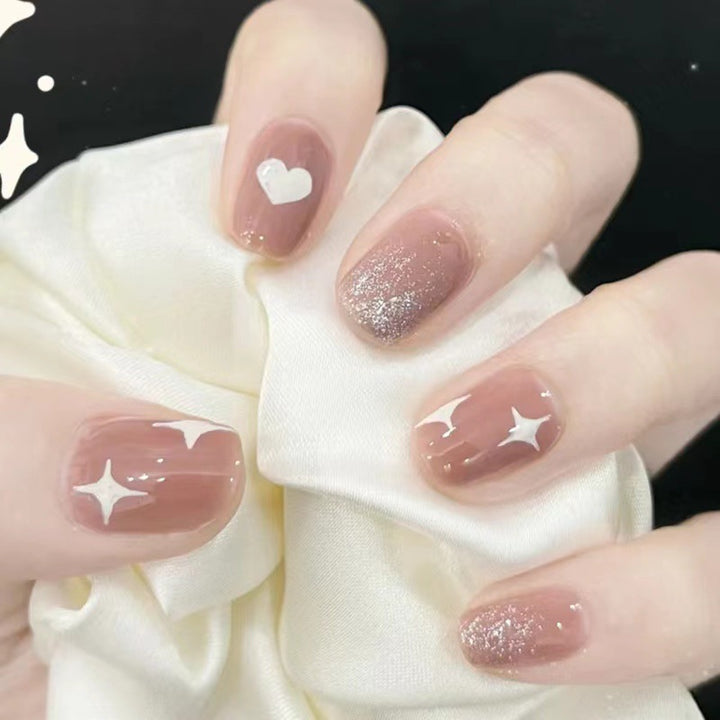 Kunstvolle Nagelkunst mit Herz- und Stern-Design Karnz