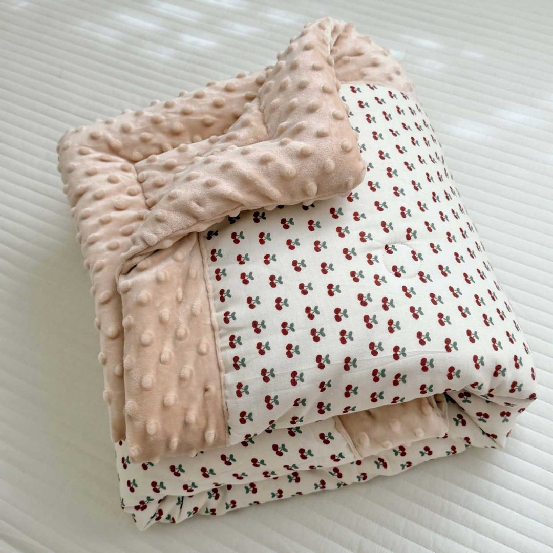 Wendbare Minky Dot Babydecke mit Baumwoll-Teddy-Druck und gestepptem Futter