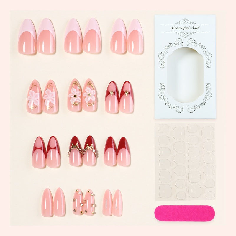 Kunstnagelset mit floralen Akzenten und glamourösen Designs Karnz