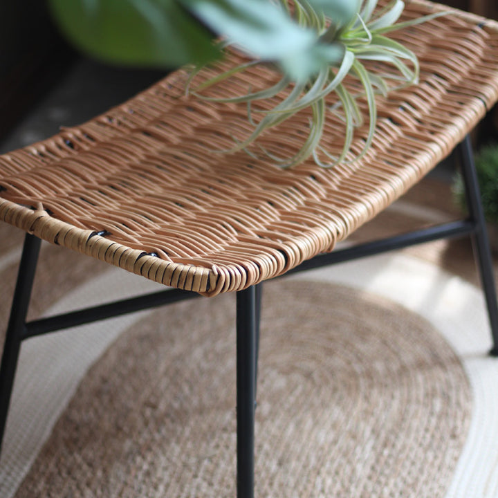 Moderner Hocker aus geflochtenem Rattan Karnz