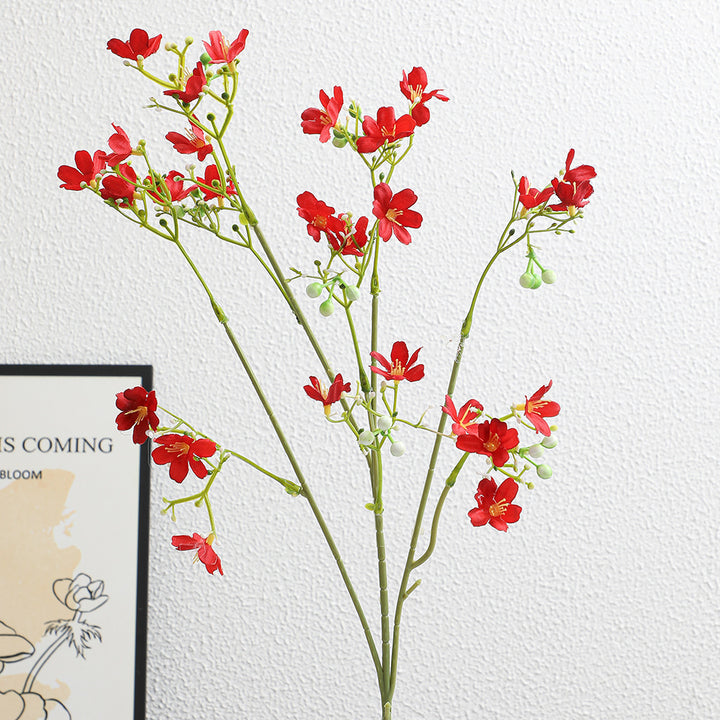 Künstlicher Blütenzweig mit zarten blauen Blumen und grünen Beeren Karnz