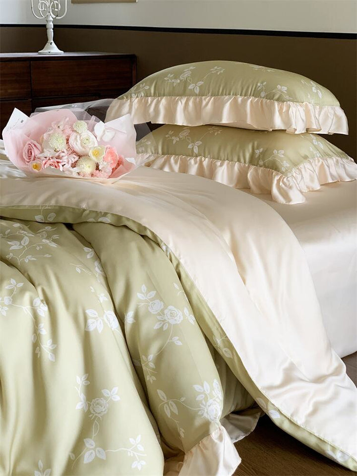 Romantische Rüschen-Bettgarnitur aus Baumwoll-Perkal mit floralem Jacquardprint
