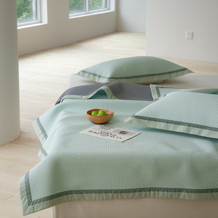 Stepp-Tagesdecke mit strukturiertem Waffelmuster und Kissenbezügen