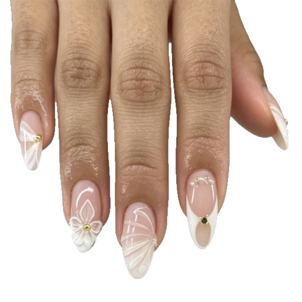 Kunstnägel mit Elegantem Blumendesign und Glitzerakzenten Karnz