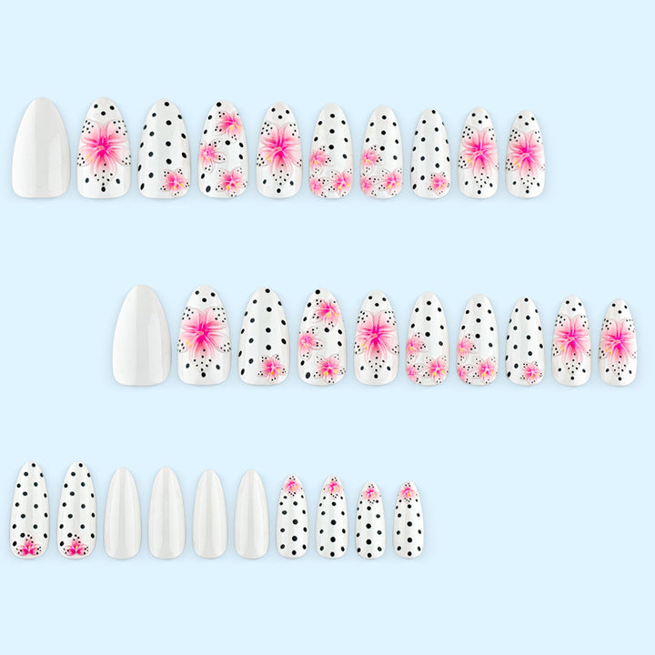 Kunstnagelset mit floralen Akzenten und Polka-Dots Karnz