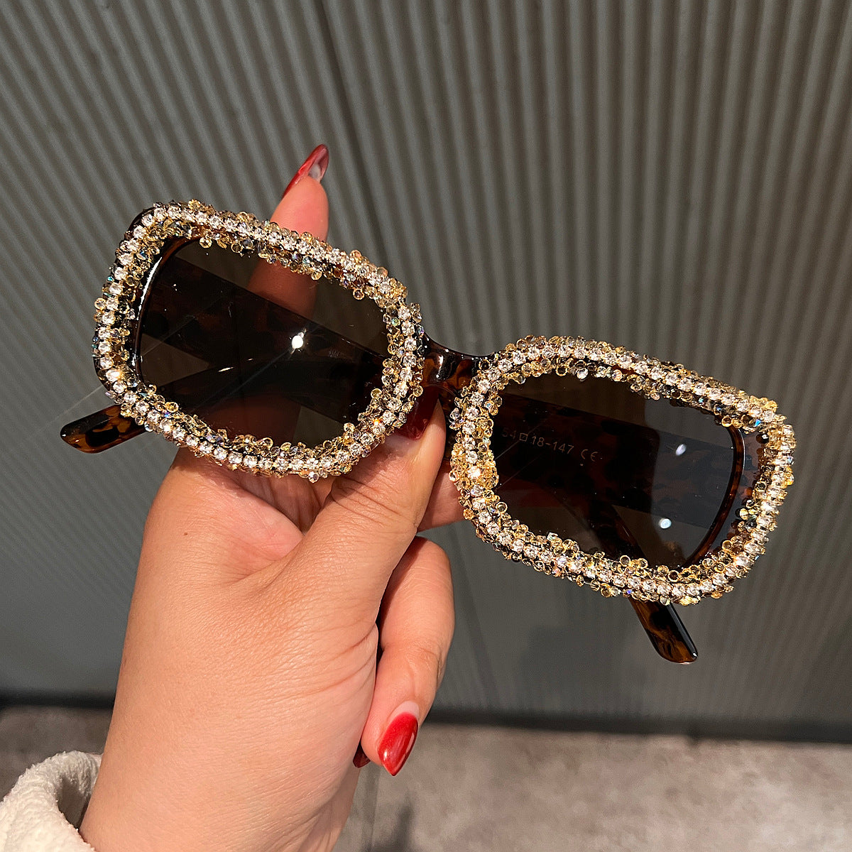 Damen Sonnenbrille mit luxuriösem Kristallrahmen Karnz