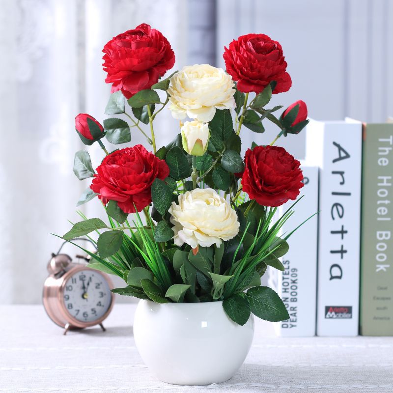 Künstliches Blumenarrangement in modernem Keramikvase