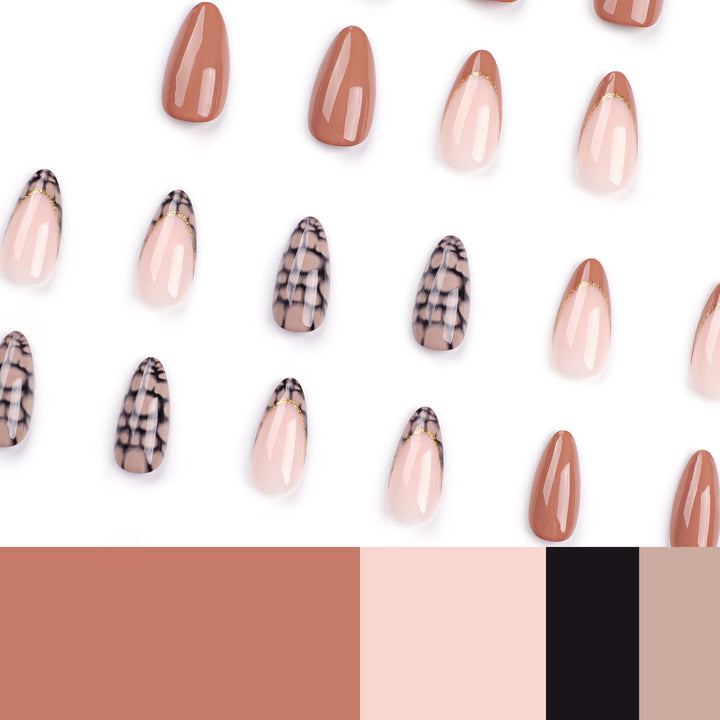 Kunstvolle Stiletto-Nägel mit elegantem Goldverzierung Karnz