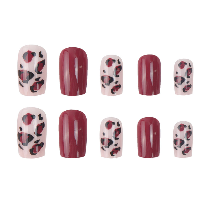 Künstlerisches kurzes Press-On-Nagelset mit Leopardenmuster und glänzendem Finish Karnz