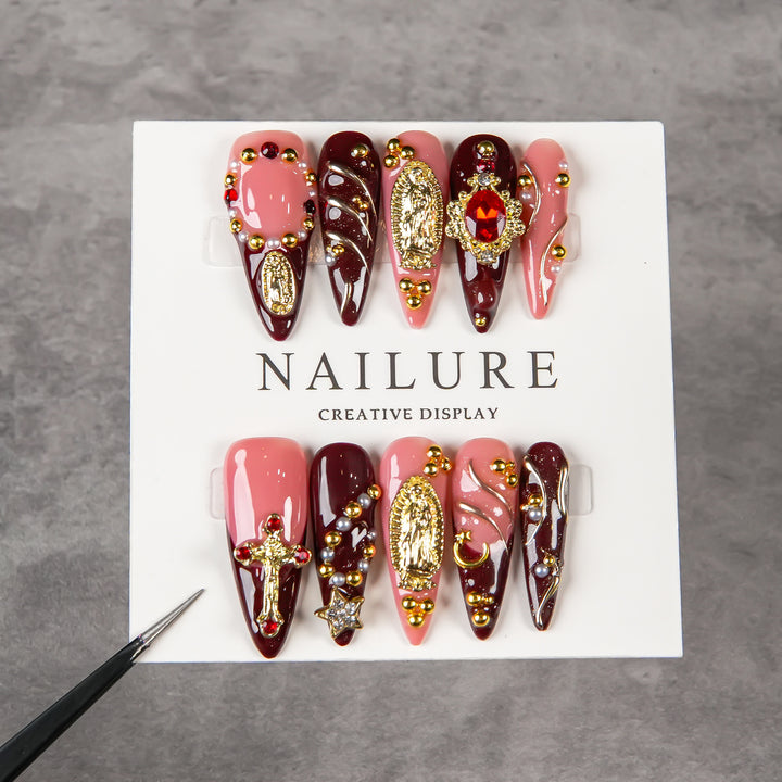 Künstlerisches Stiletto Press-On Nagelset mit Edelsteinakzenten