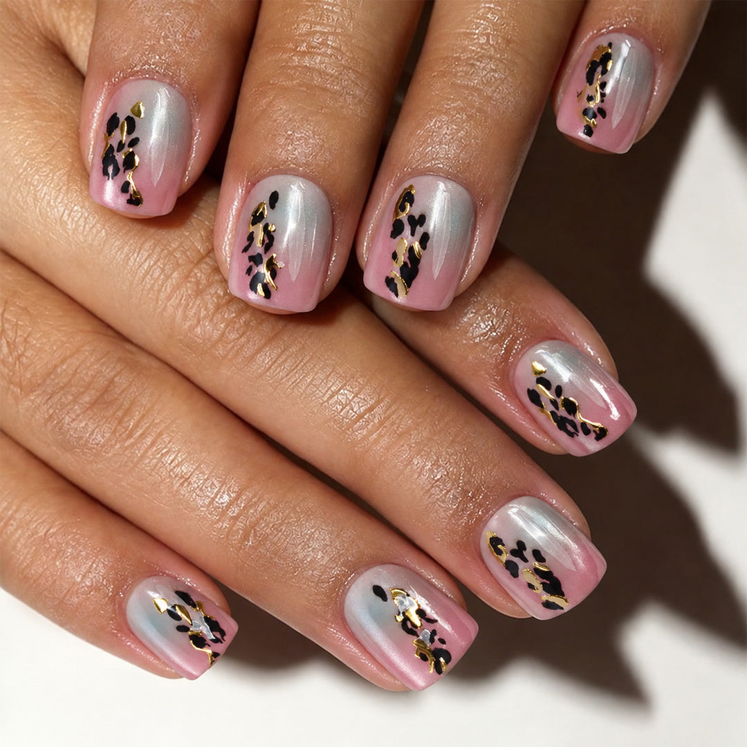 Künstlerisches Press-On Nagelset mit floralen Akzenten Karnz