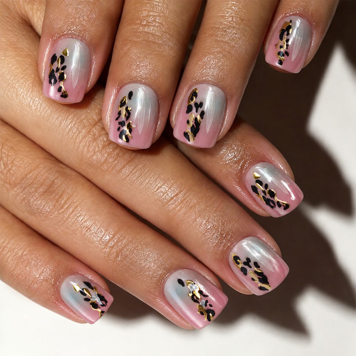 Künstlerisches Press-On Nagelset mit floralen Akzenten Karnz
