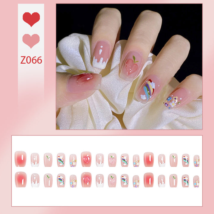 Kunstnagelset mit eleganten Glitzerverzierungen und schimmernden Akzenten Karnz