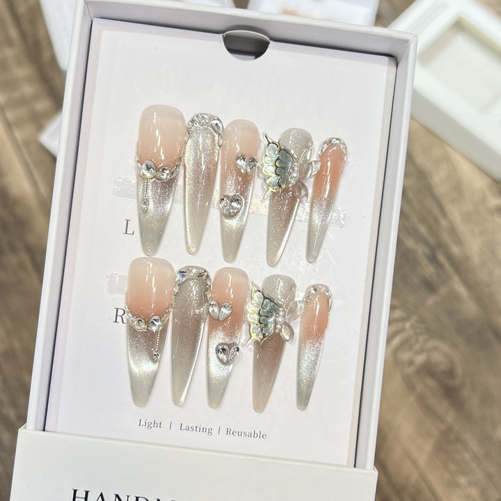 Dekorativer Stiletto Press-On Nagelkunst Set mit Schmetterlingsakzenten Karnz