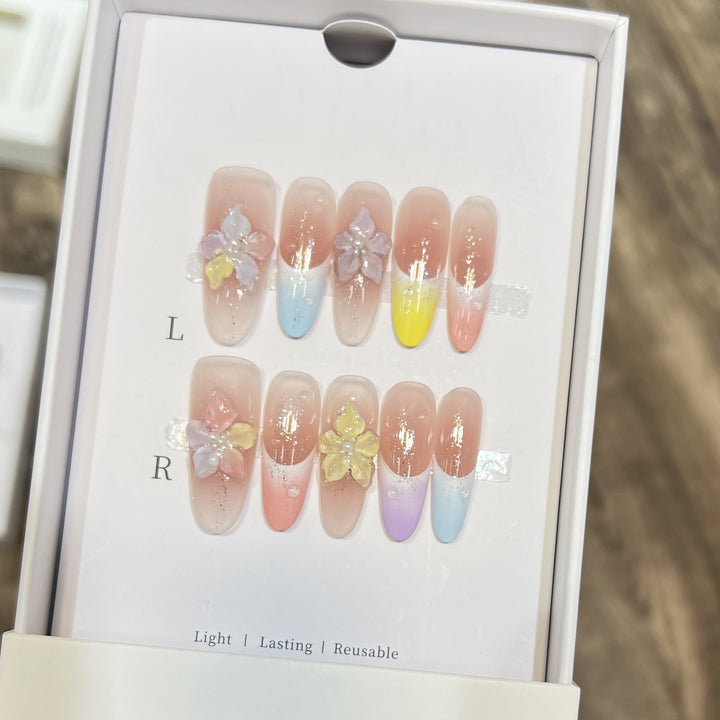 Blumeninspiriertes künstlerisches Press-On-Nagelset Karnz