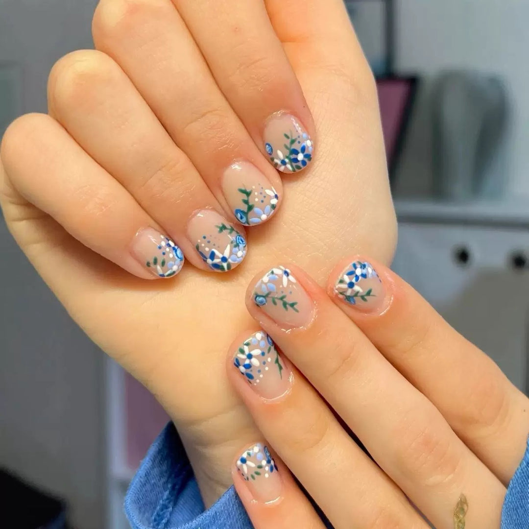 Kunstnagelset mit eleganten floralen Verzierungen Karnz