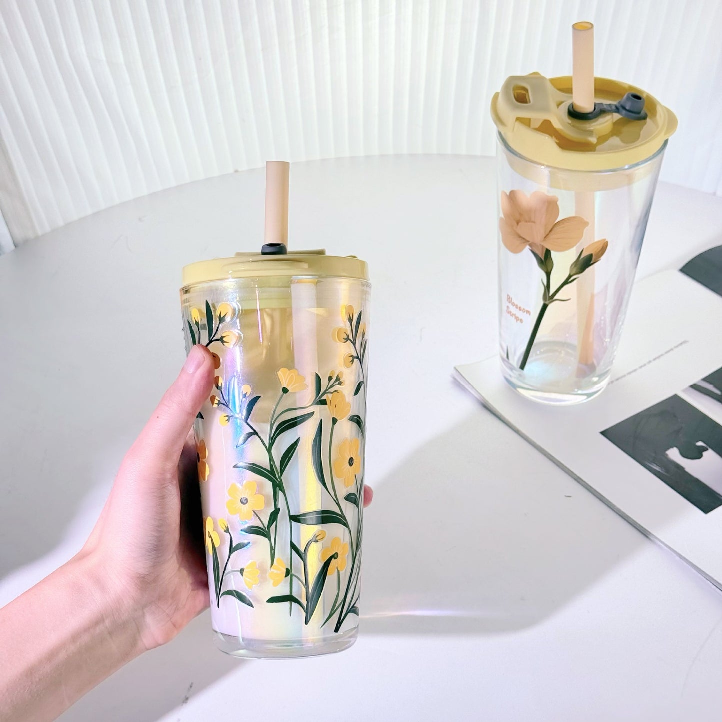 Damen Trinkbecher mit praktischer Silikonschutzhülle und dekorativen Blumenmotiven Karnz
