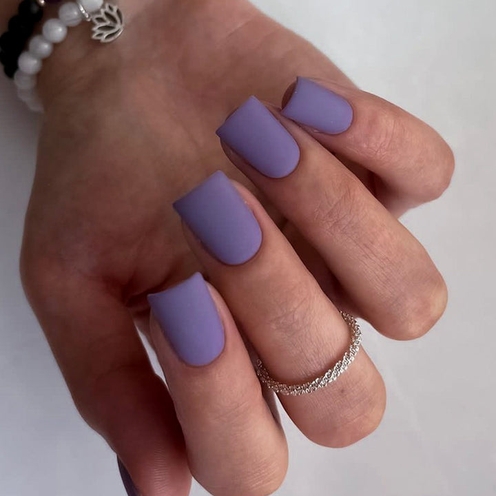 Künstliche Nagelkunst mit mattem Finish Karnz