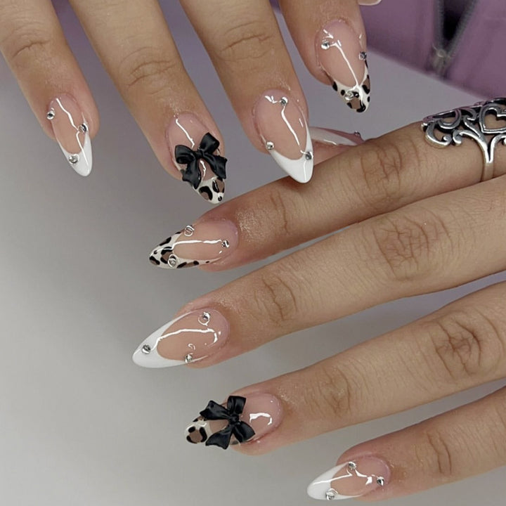 Elegante Stiletto Nagelkunstverlängerungen mit dekorativen Schleifen Karnz